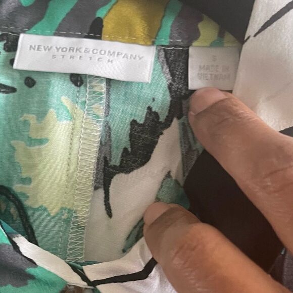 2/$22 New York & Company Green Floral Short Sleeve Button Up Top; SZ S; BNWT - Picture 3 of 7